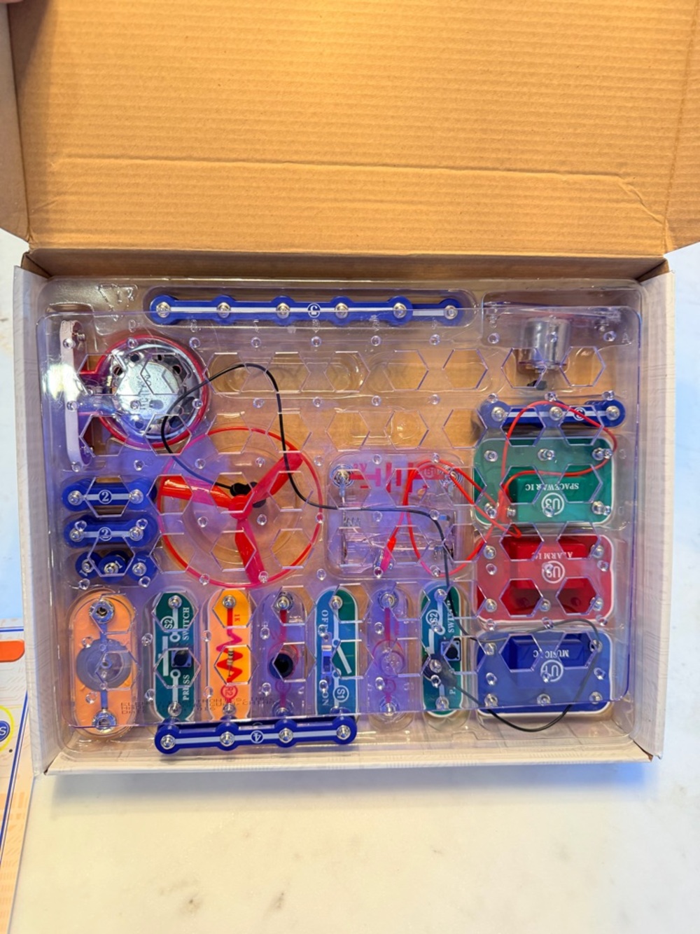Snap Circuits Jr. Electronics Kit by Elenco Over 100 Experiments - Picture 4 of 4